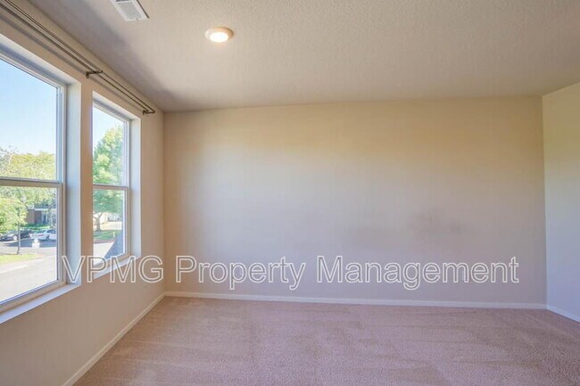 Building Photo - 2620 NE 117th Pl