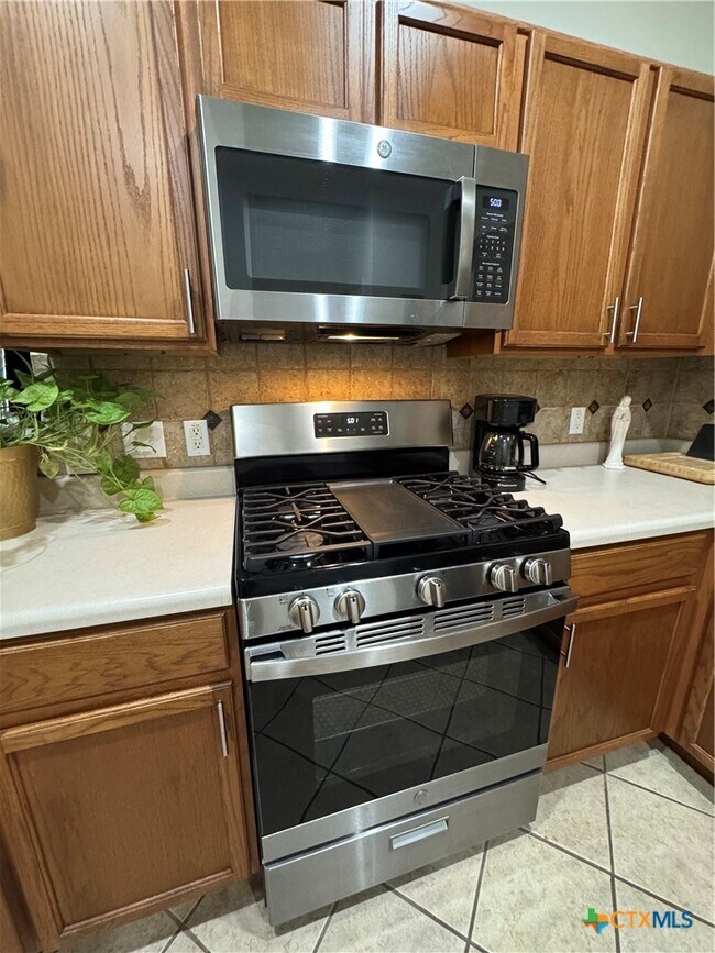 Building Photo - 5704 Meadow Wood Dr