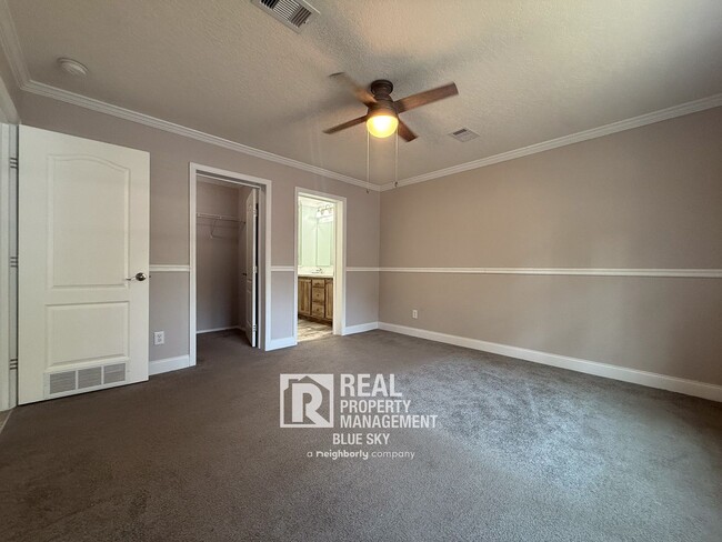 Building Photo - SPACIOUS 4 BEDROOM HOME WITH MODERN FEATUR...
