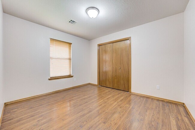 Building Photo - Beautiful 3x2 with Sunroom in Yukon