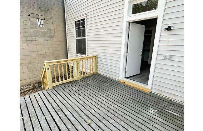 Building Photo - 112 W Nixon St