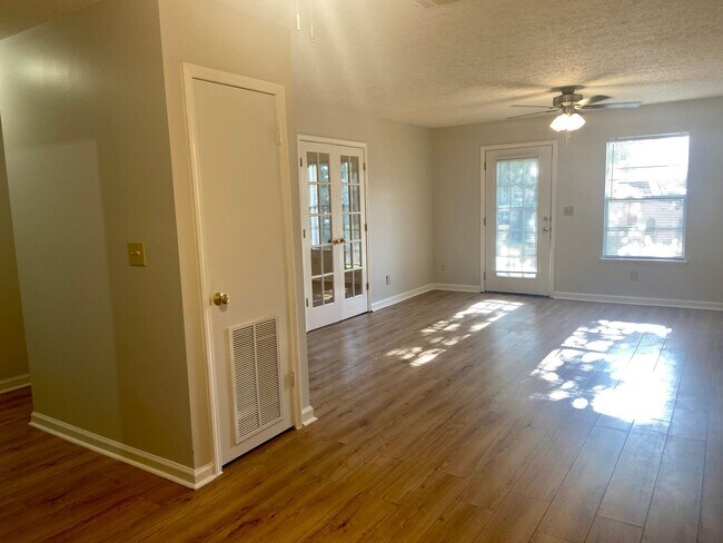 Building Photo - 2 bed 1 bath town home. Lynn haven.