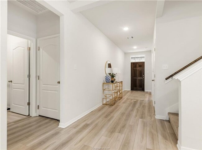 Building Photo - Gorgeous 2-Story on Quiet Cul de Sac