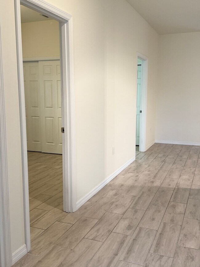 Building Photo - Spacious 3 Bed 2 Bath Duplex in Lehigh Acres