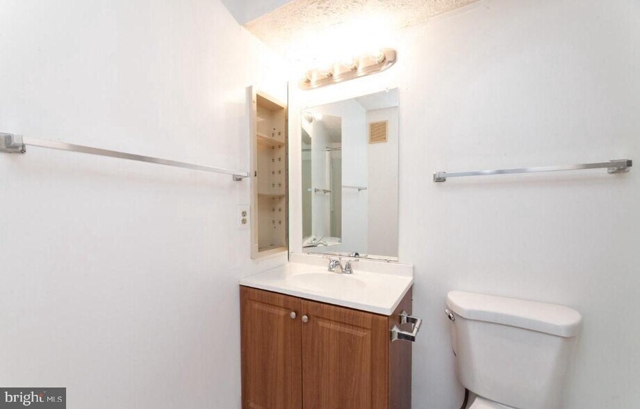 Building Photo - 4400 Groombridge Way