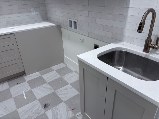 Building Photo - Gorgeous New Construction with 6 bed 4 bath plus Swimming Pool and RV Garage