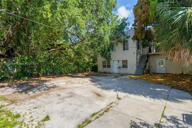 Building Photo - 1045 NE 131st St