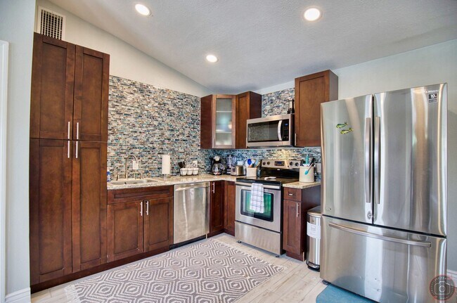 Building Photo - Annual Cottage minutes from Manasota Key Beach!  (2 Units on Property)