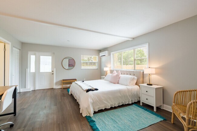 Building Photo - Fully Furnished 3BR/2BA St. Pete Home – Modern Updates & Prime Location
