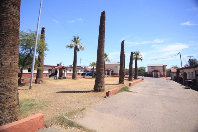 Building Photo - Broadway Palms