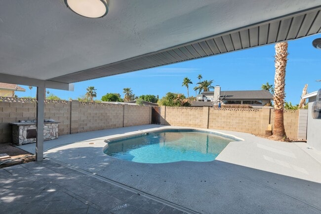 Building Photo - 6 Bed house with Pool near ASU