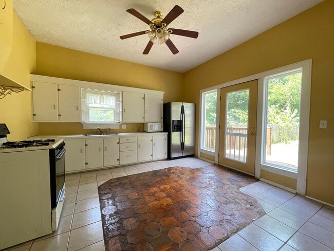 Building Photo - 4/2 bedroom house in republic