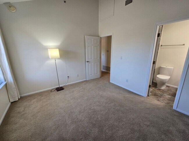 Building Photo - Beautifully Renovated, Top Floor, 2 Bedroom 2 Bath East Boulder Condo for Rent!
