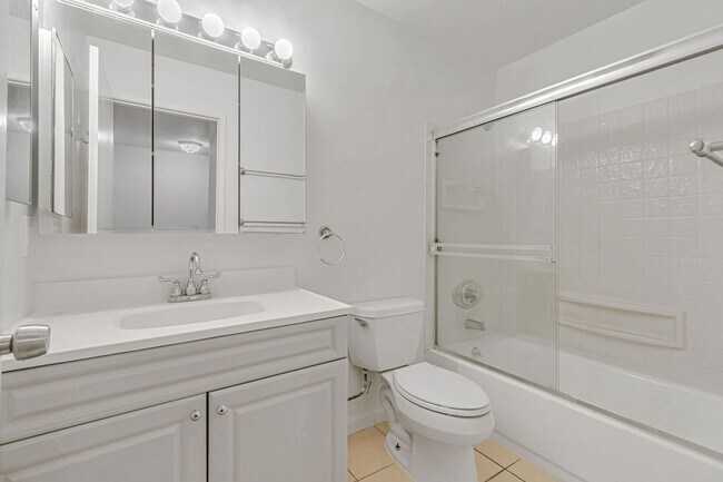 Building Photo - 2BR 1.5BA Condo For Rent – Prime Central F...