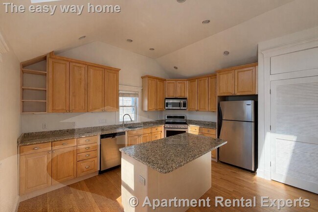 Building Photo - 117 Columbia St