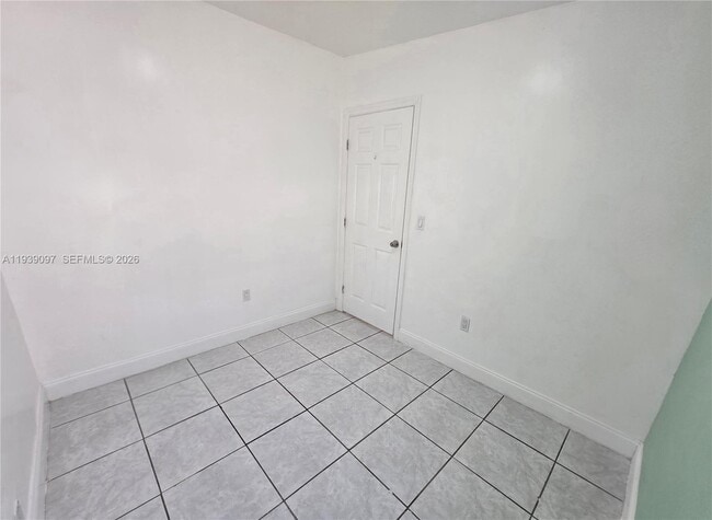 Building Photo - 2957 SW 36th Ct