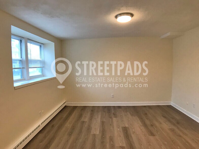 Building Photo - 160 N Beacon St