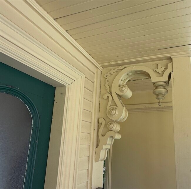 Building Photo - 12 E Main St