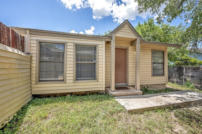 Building Photo - 1325 Bayou Dr