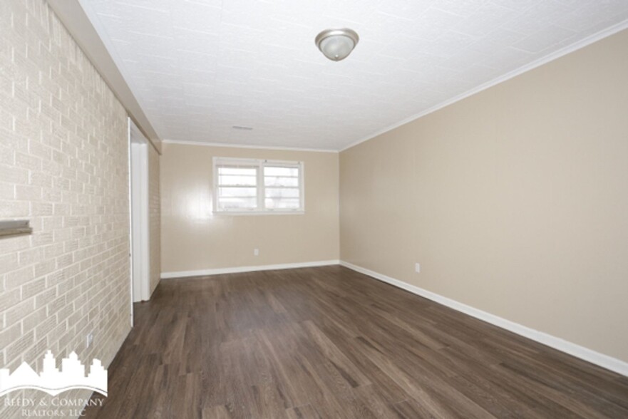 Building Photo - 616 N Roselawn Dr