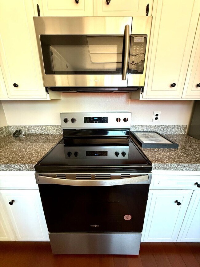 Building Photo - Live Comfortably in Federal Way – 4-Bedroo...