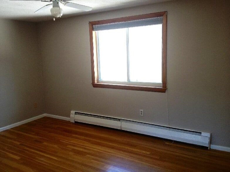 Lg bedroom w/hw floors and nice sized closet - 4 Albert Dr