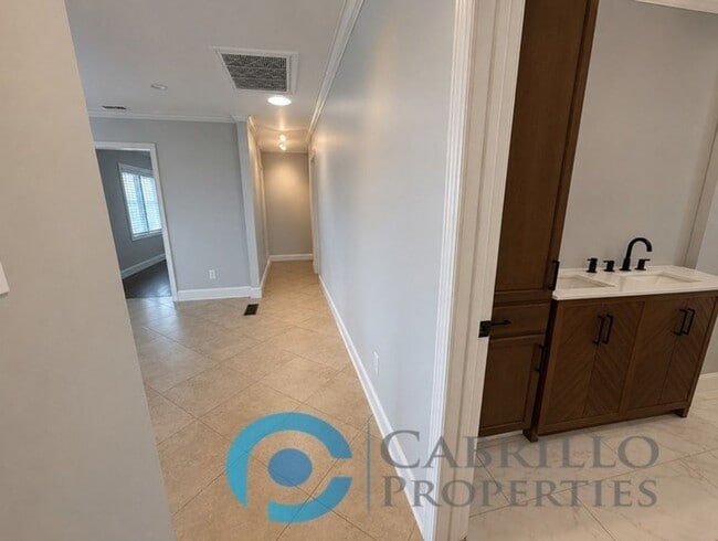 Building Photo - Your dream home awaits! - Stunning & Spacious 3bd/2ba Mt. Helix Home