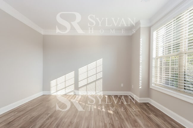 Building Photo - Immaculate 5 BR, 4.5 BA home is awaiting n...