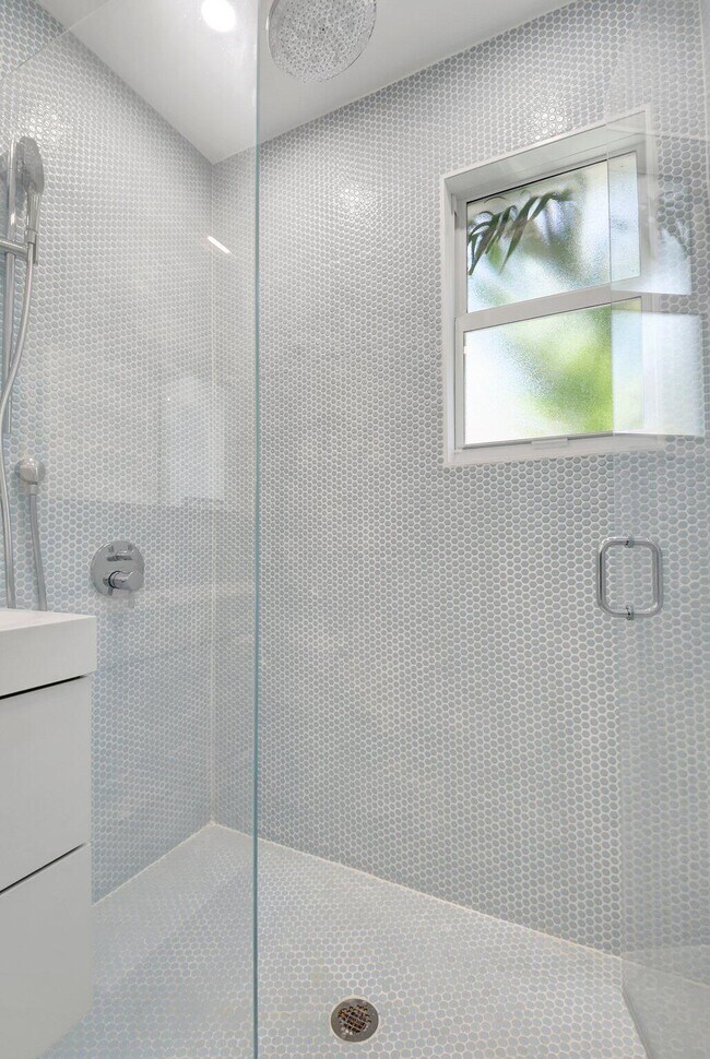 Building Photo - 220 S L St