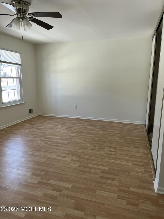 Building Photo - 65 Oak Ln