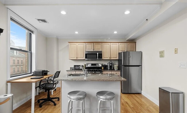Building Photo - Bright & Spacious Unit with Natural Light