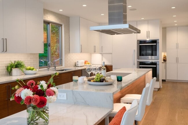 Building Photo - 3Bd/3.5Ba Mercer Island House