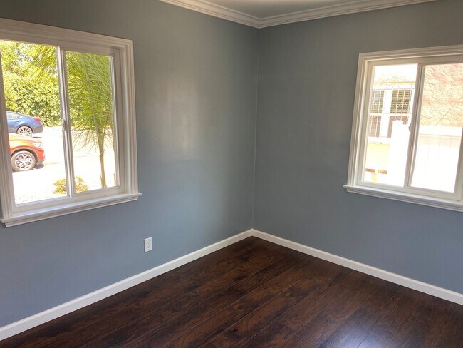 Building Photo - Remodeled 2 Bedroom in Kensington! Washer/...