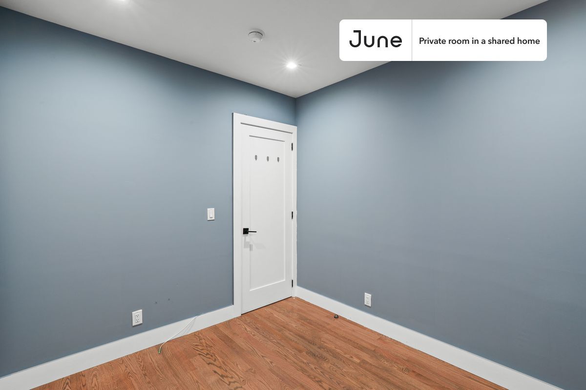 Building Photo - Private bedroom in 4 bed/2 bath Home