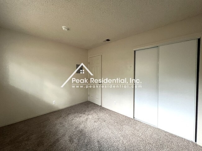 Building Photo - Charming 2 bd/1 ba Citrus Heights Duplex!
