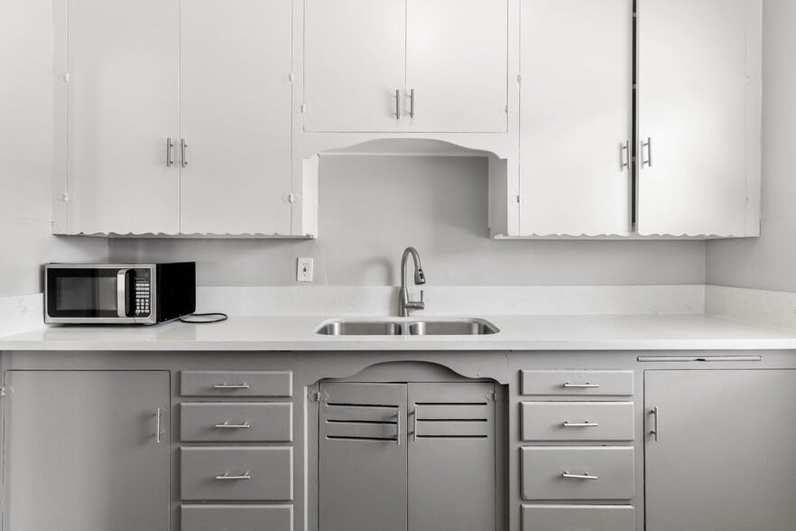 Building Photo - 2010 Pine Ave