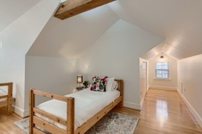 Building Photo - Furnished! Charming 4 Bedroom Home Availab...