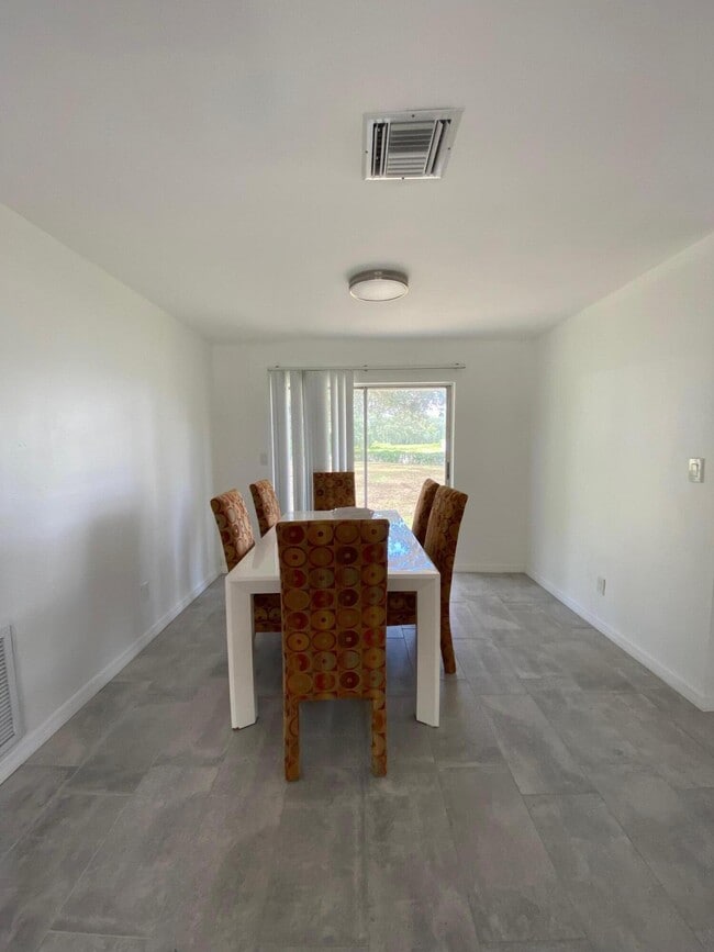 Building Photo - 405 NE 131st Ln