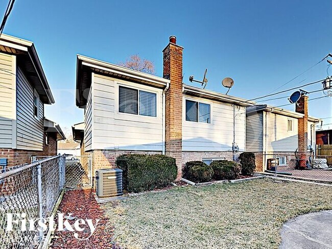 Building Photo - 7919 Oak Park Ave