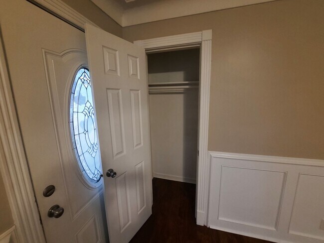 Building Photo - 3 Bedroom, 1 Bathroom Home!