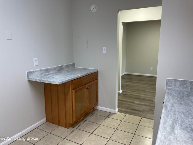 Building Photo - 1002 La Fontenay Ct