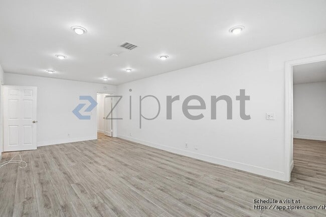 Building Photo - 1421 Stearns Dr