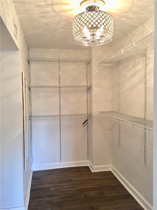 Building Photo - 619 Orton Ave