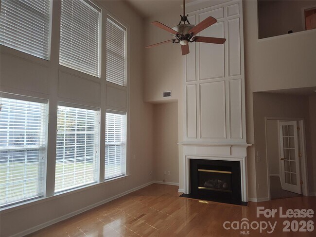 Building Photo - 10804 Fountaingrove Dr