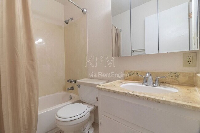 Building Photo - 1227 Pinetree Dr