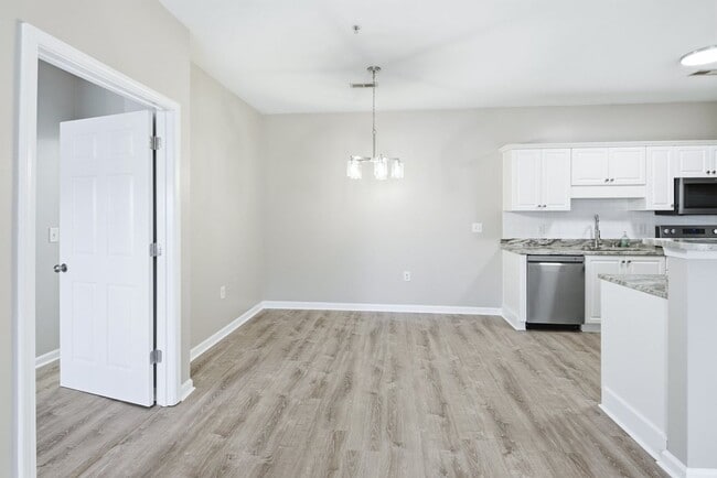 Building Photo - 2 Bedrooms 2 Bathrooms Condo