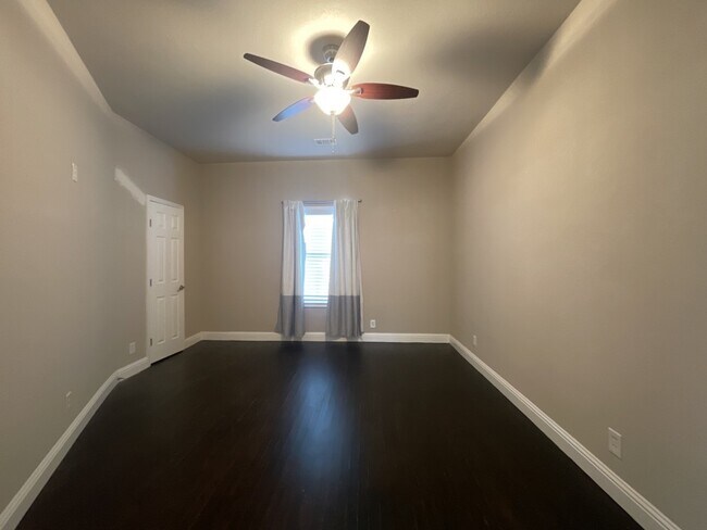 Building Photo - 806 E 3rd St