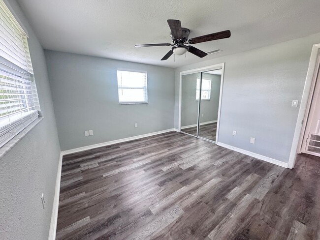 Building Photo - 2 Bedroom 1 Bath Duplex with Washer/Dryer!...