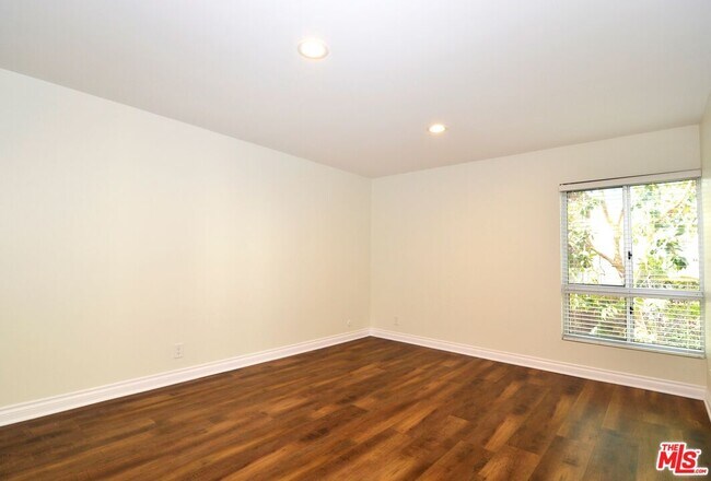 Building Photo - 5950 Canterbury Dr