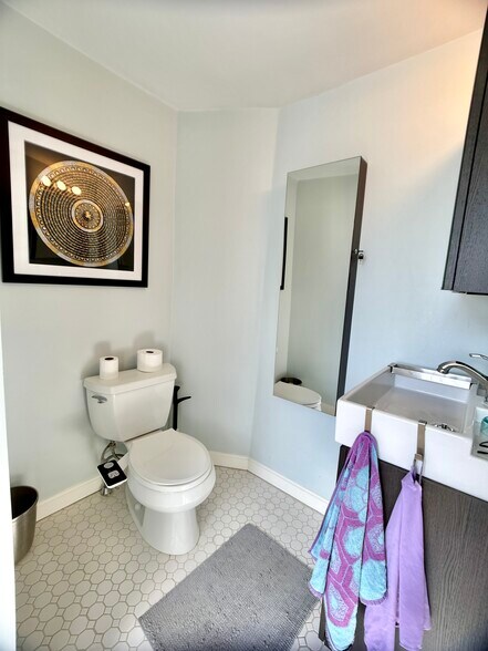 Building Photo - 526 Centre St